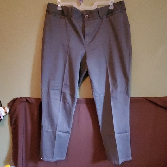 Two "docker" style pants - Picture 5 of 8